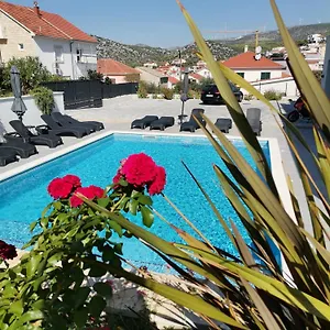 Appartement Barbara & Zoran With Heated Swimming Pool, Seget Vranjica